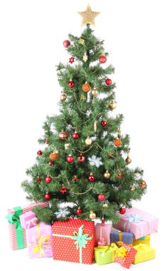 beyaz izole hediyeler ile dekore edilmiş Noel ağacı