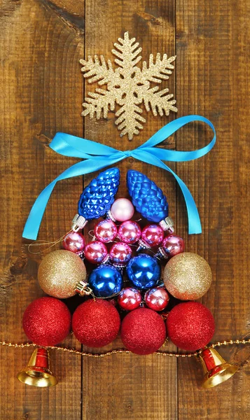 Árbol de Navidad de juguetes de Navidad en la mesa de madera de primer plano — Foto de Stock