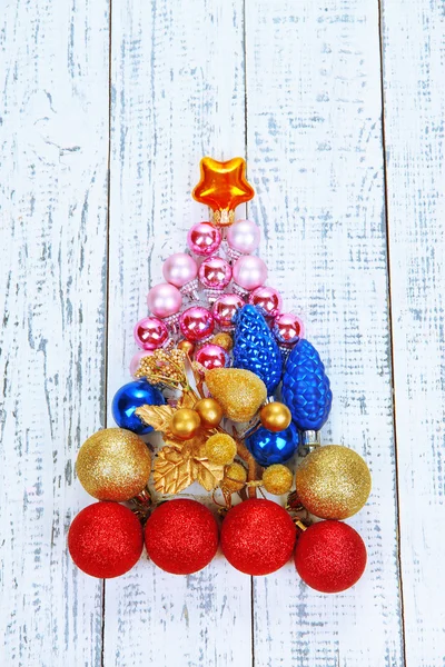 Χριστουγεννιάτικο δέντρο των Χριστουγέννων παιχνίδια σε κοντινό πλάνο ξύλινο τραπέζι — Φωτογραφία Αρχείου