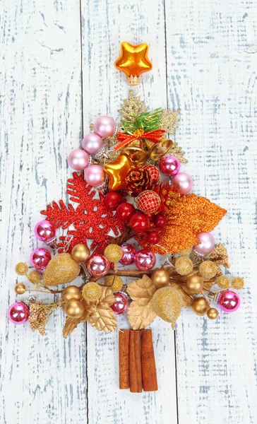 Árvore de Natal de brinquedos em mesa de madeira close-up — Fotografia de Stock