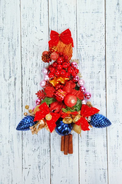 Árvore de Natal de brinquedos em mesa de madeira close-up — Fotografia de Stock