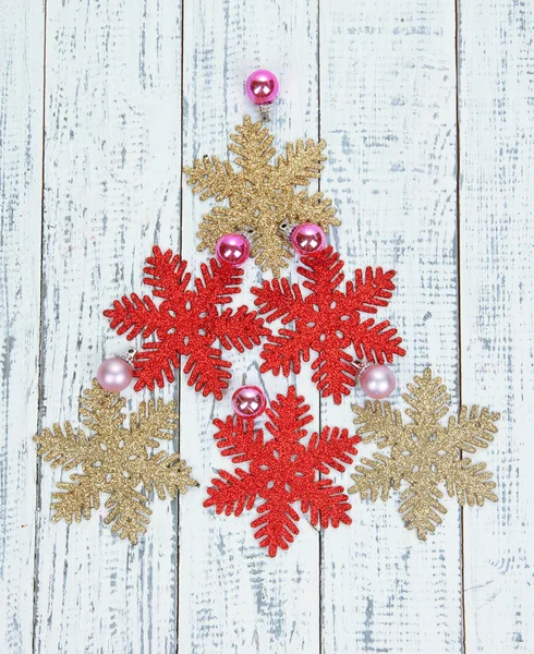 Vánoční strom sněhových vloček na dřevěný stůl detail — Stock fotografie