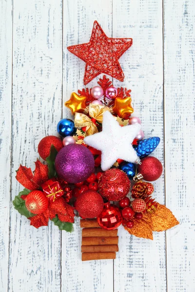 Árvore de Natal de brinquedos em mesa de madeira close-up — Fotografia de Stock