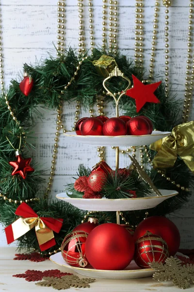 Decoraciones de Navidad en el soporte de postre, sobre fondo de madera de color —  Fotos de Stock