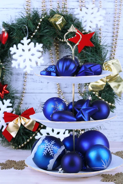 Decorazioni natalizie su supporto da dessert, su sfondo di legno a colori — Foto Stock