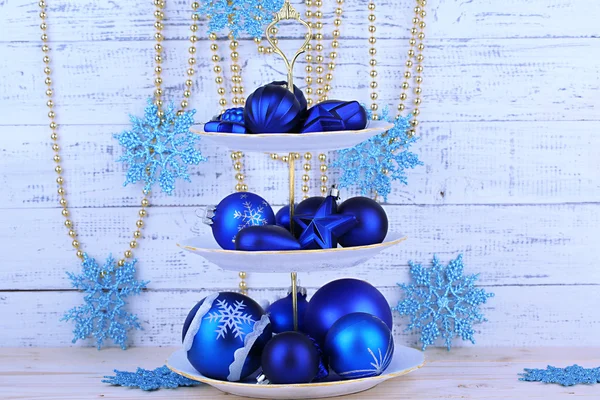 Boże Narodzenie dekoracje na deser stoją, na tle drewniane kolor — Zdjęcie stockowe