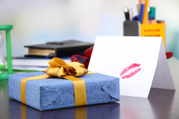 Cadeau avec carte pour un être cher sur le bureau sur fond de la chambre — Photo
