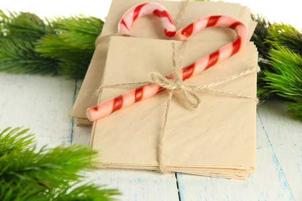 Crăciun bomboane și scrisori pentru Moș Crăciun, pe fundal de lemn de culoare — Fotografie, imagine de stoc
