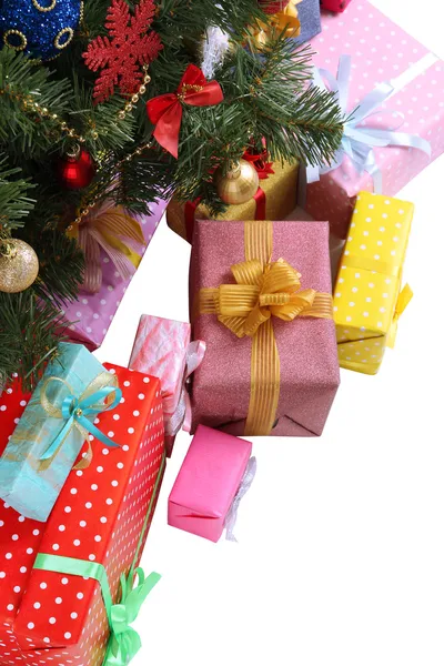 Árbol de Navidad decorado con regalos, de cerca, aislado en blanco — Foto de Stock