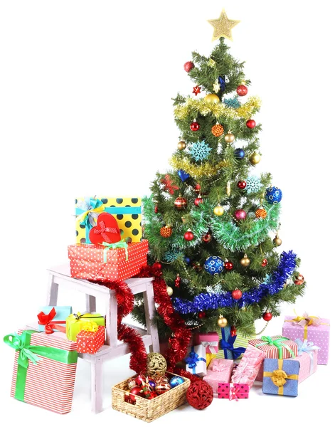 Albero di Natale decorato con regali isolati su bianco — Foto Stock