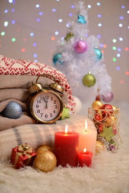 kareli, mumlar ve parlak zemin üzerine beyaz halı üzerinde Noel süslemeleri ile kompozisyon