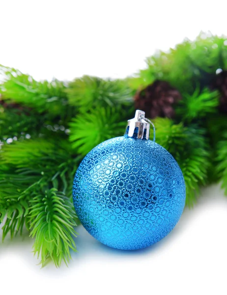 Kerstmis bal op fir boom, geïsoleerd op wit — Stockfoto