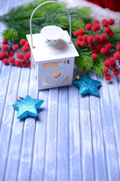 Linterna de Navidad, abeto y decoraciones sobre fondo claro — Foto de Stock