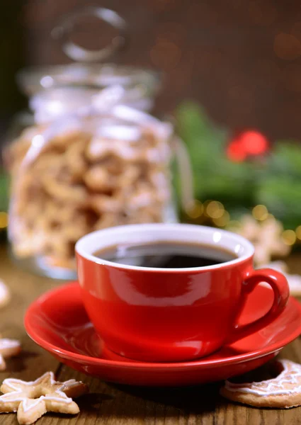 Heerlijke kerstkoekjes in pot op tafel op bruine achtergrond — Stockfoto