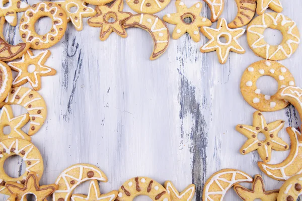 Deliciosas galletas de Navidad sobre fondo de madera — Foto de Stock