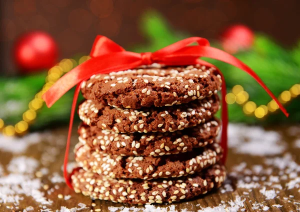 Deliciosos biscoitos de Natal em frasco na mesa sobre fundo marrom — Fotografia de Stock