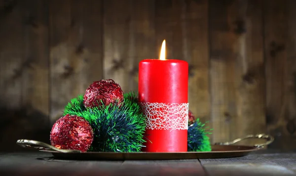 Горящие свечи и рождественские украшения на деревянном фоне — стоковое фото