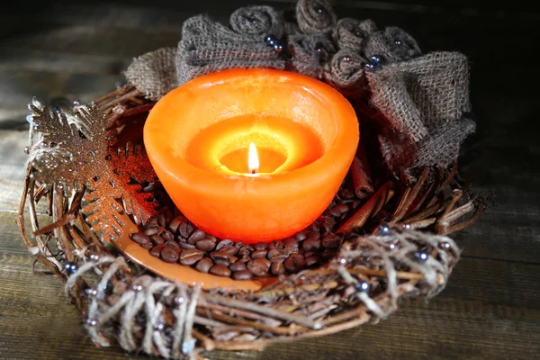 Vela ardiente con decoraciones navideñas sobre fondo de madera de color — Foto de Stock