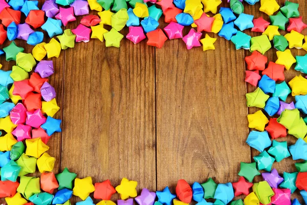 Estrellas de papel con sueños sobre fondo de madera — Foto de Stock