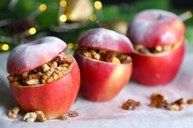 Masanın üzerinde fındık ve kuru üzüm ile doldurulmuş yılbaşı elma kadar yakın