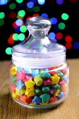 Kağıt yıldız koyu arka plan masaya hayalleri ile