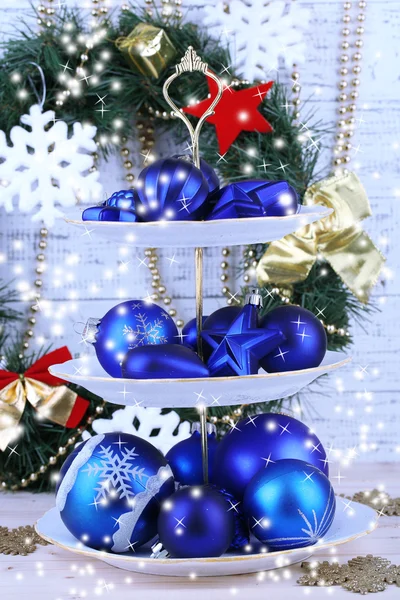 Рождественские украшения на десертном стенде, на цветном деревянном фоне — стоковое фото