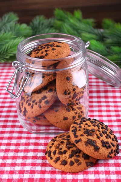 Deliciosas galletas de Navidad en tarro sobre mesa sobre fondo de madera — Foto de Stock