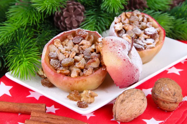 Manzanas de Navidad al horno con nueces y pasas en la mesa de cerca —  Fotos de Stock