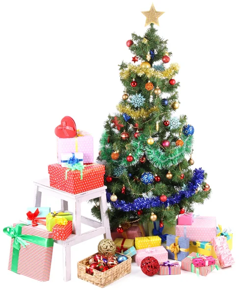 Geschmückter Weihnachtsbaum mit Geschenken isoliert auf weiß — Stockfoto