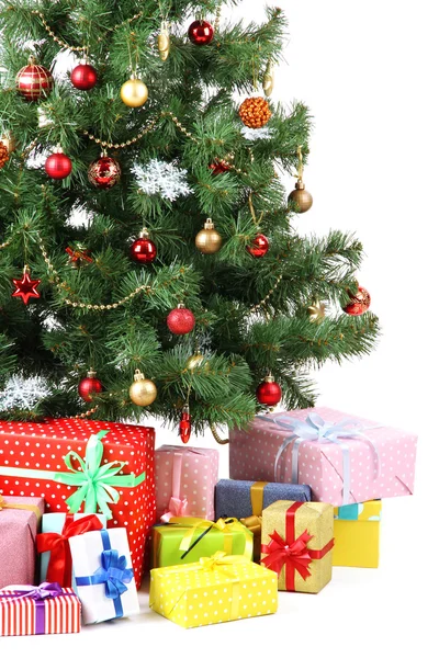 Árbol de Navidad decorado con regalos aislados en blanco —  Fotos de Stock