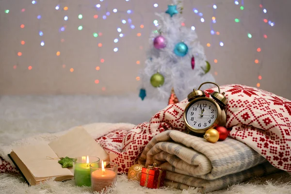 Композиция с плитами, свечами и рождественскими украшениями, на белом ковре на ярком фоне — стоковое фото