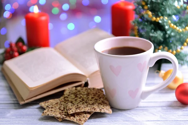 Composizione del libro con tazzina di caffè e addobbi natalizi su tavola su sfondo luminoso — Foto Stock