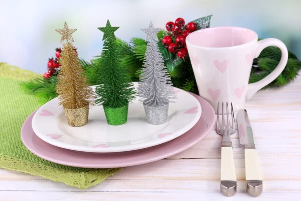 Aantal gebruiksvoorwerp voor kerstdiner, op tafel, op lichte achtergrond — Stockfoto