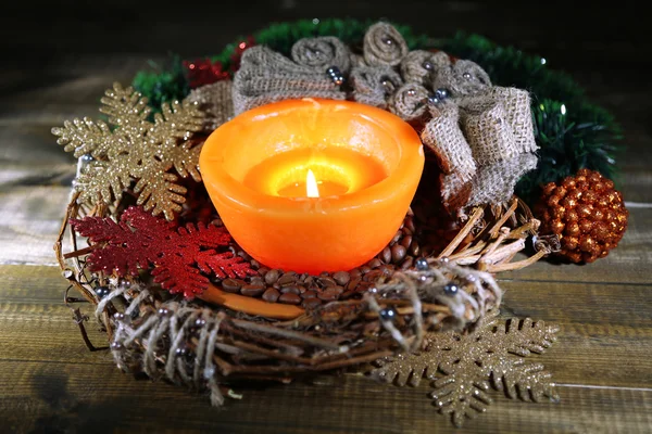 Vela ardente com decorações de Natal na cor de fundo de madeira — Fotografia de Stock