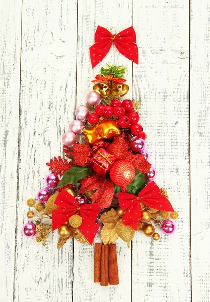 Рождественская елка из игрушек на деревянном столе крупным планом — стоковое фото