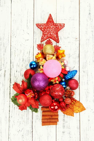 Árbol de Navidad de juguetes de Navidad en la mesa de madera de primer plano — Foto de Stock