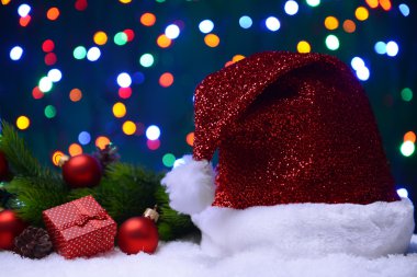 kar ışıkları arka plan üzerinde Santa şapka