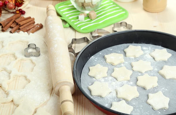 使新的一年的 cookie 特写的过程 — 图库照片