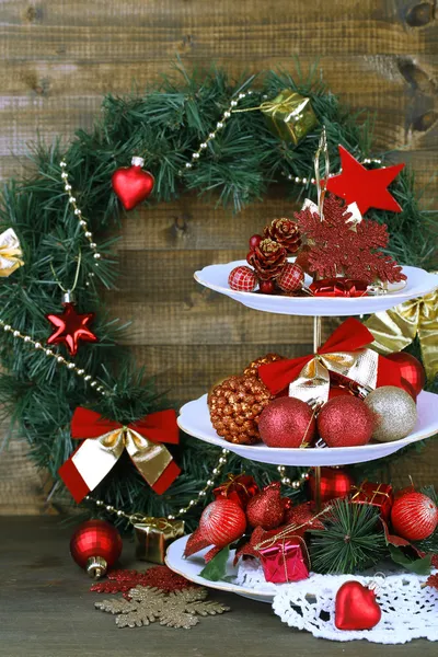 Décorations de Noël sur support à dessert, sur fond bois — Photo