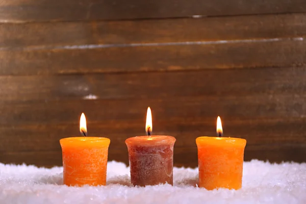 Płonące świece na drewnianym tle — Zdjęcie stockowe