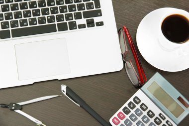 ofis arzı ve üzerinde beyaz izole laptop