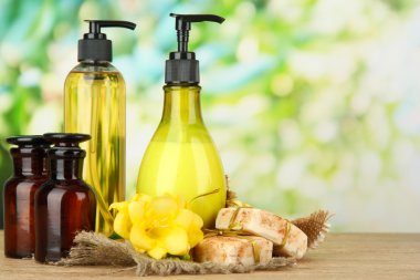 sıvı ve el yapımı Sabun yeşil zemin üzerine ahşap tablo