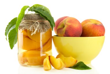 kavanoz konserve şeftali ve üzerinde beyaz izole taze şeftali