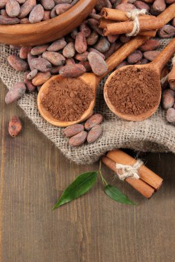 toz kakao ve kakao çekirdekleri ahşap zemin üzerinde