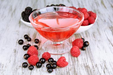 jöle tahta masada taze çilek ile yakın çekim