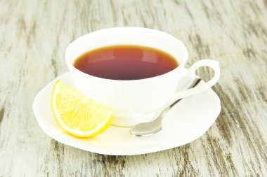 Tablo yakın çekim üzerinde limon ile çay