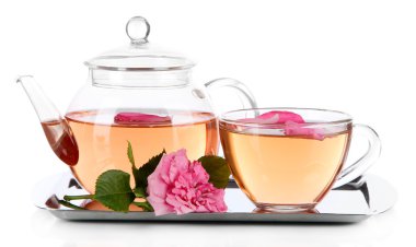 Kettle ve çay çay rose metalik tepsi üzerinde beyaz izole düşük