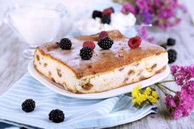 Ahşap masa yakın çekim peçeteye plaka üzerinde kuru üzüm ile peynir güveç