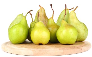 Armut üzerinde beyaz izole, ahşap kesme tahtası üzerinde