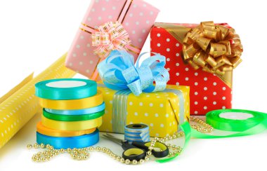 malzeme ve aksesuarları hediye üzerinde beyaz izole kaydırma